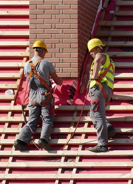 dělníci na střeše používající ochranné pracovní prostředky